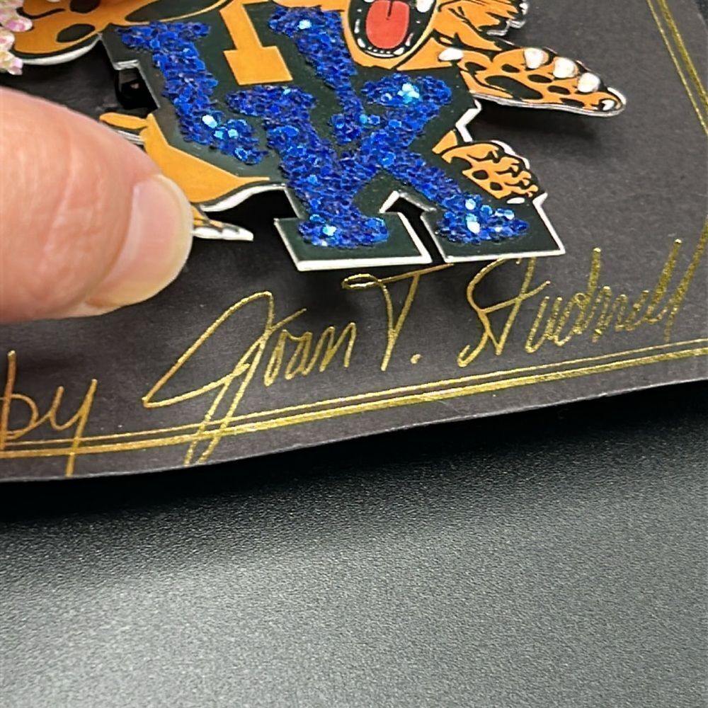New NCAA Licensed‎ Signed Joan Studnell Univ of Kentucky Wildcats Brooch Pin - Picture 4 of 7